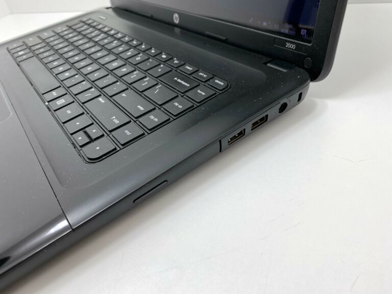 LAPTOP HP 2000 AMD E1-1500 WIN10 4 GB RAM OPIS!