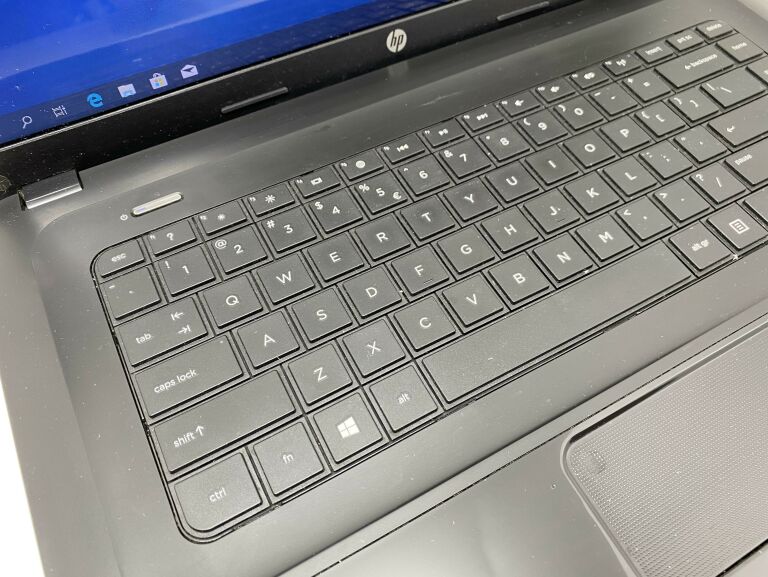 LAPTOP HP 2000 AMD E1-1500 WIN10 4 GB RAM OPIS!
