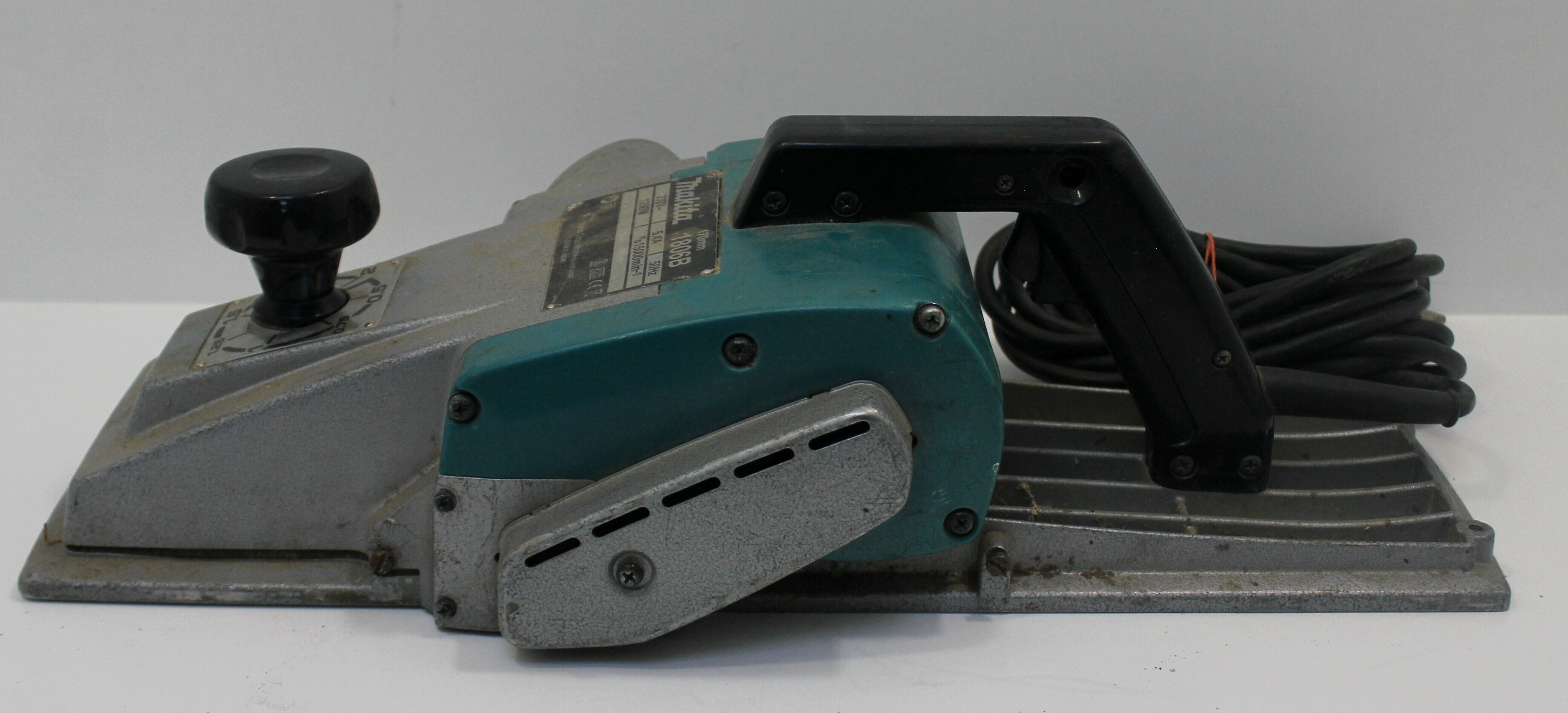 strug-ciesielski-do-drewna-makita-1806b-glebokosc-strugania-2