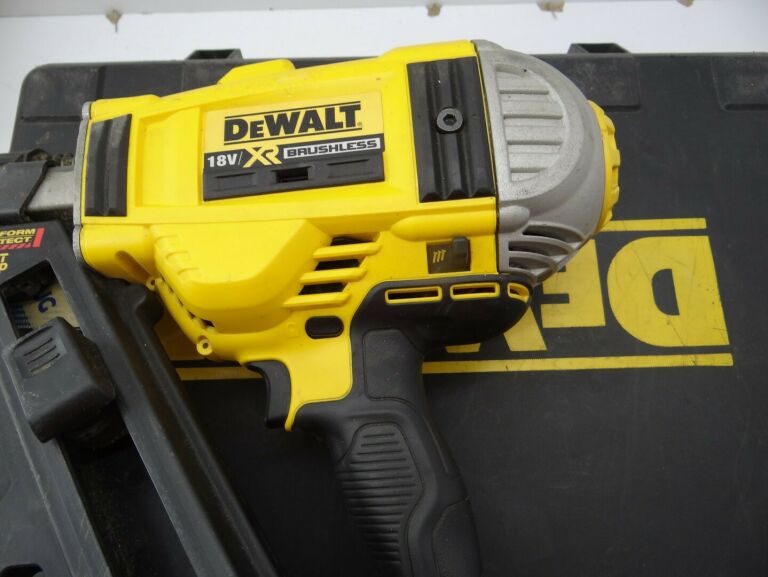GWOŹDZIARKA DEWALT DCN692