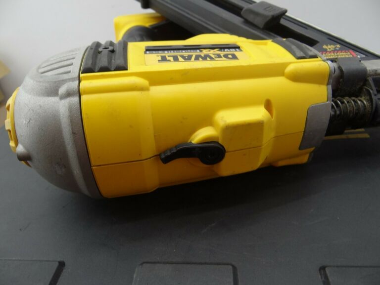 GWOŹDZIARKA DEWALT DCN692