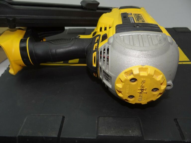 GWOŹDZIARKA DEWALT DCN692
