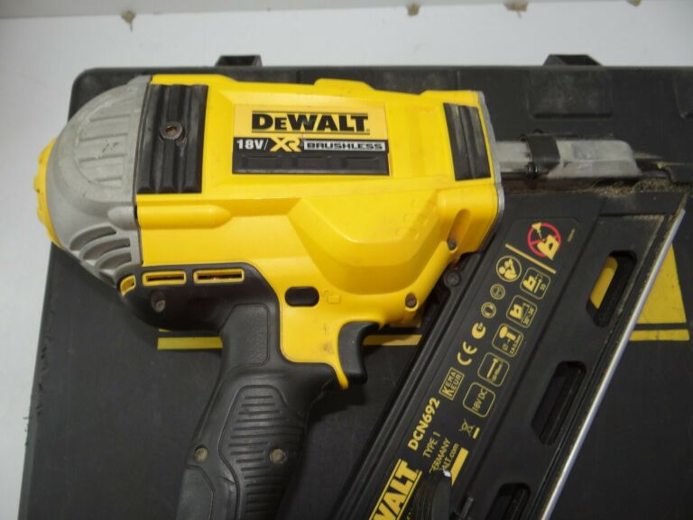 GWOŹDZIARKA DEWALT DCN692