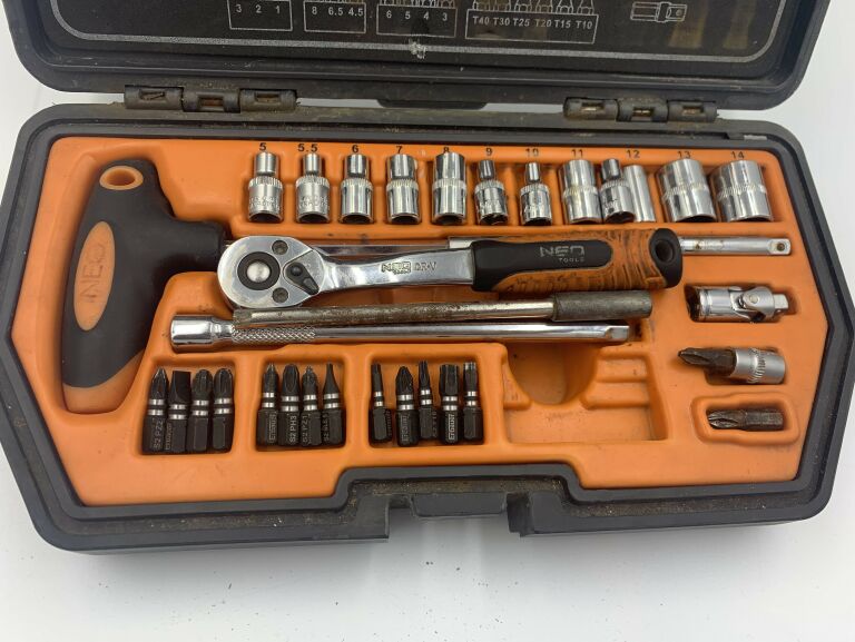 ZESTAW KLUCZY NASADOWYCH NEO TOOLS