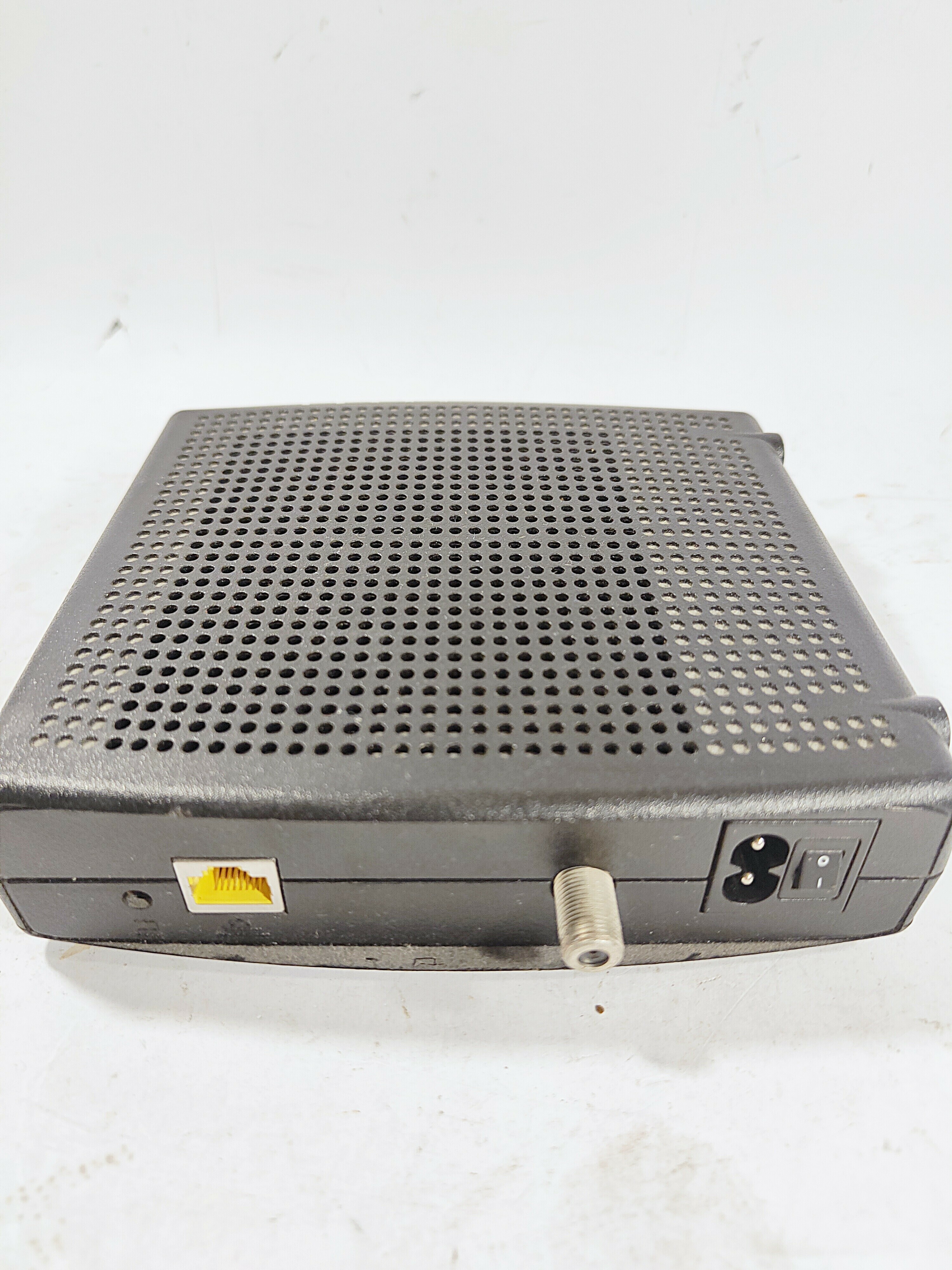 router-modem-arris-cm820-producent-arris