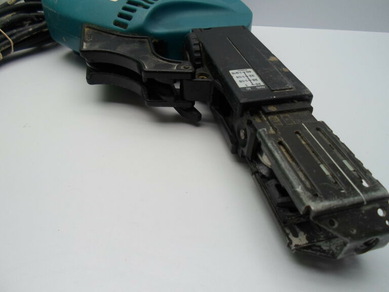 wkretarka-tasmowa-makita-6833-zasilanie-sieciowe