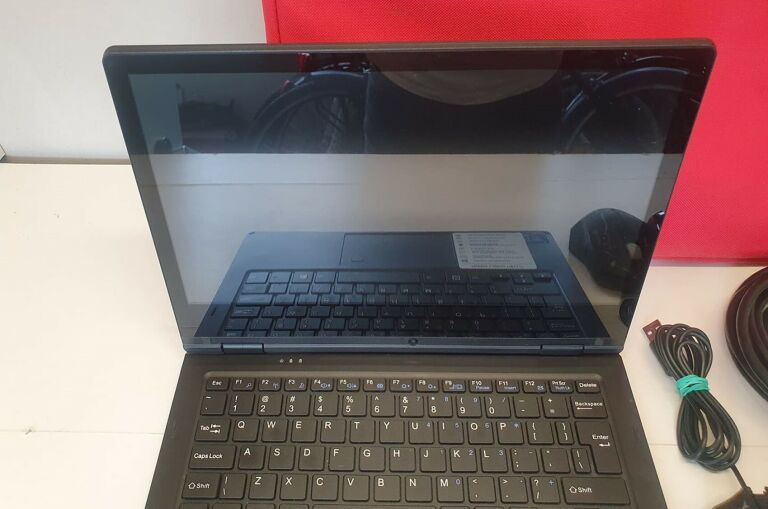 LAPTOP HYKKER HELLO