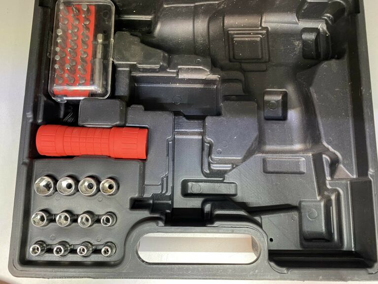 wkretarka-champion-cp-1515-super-zestaw-zasilanie-akumulatorowe