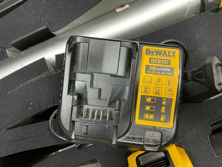 DEWALT PISTOLET KLEJU SILIKONU 18V 600ML DCE580D1