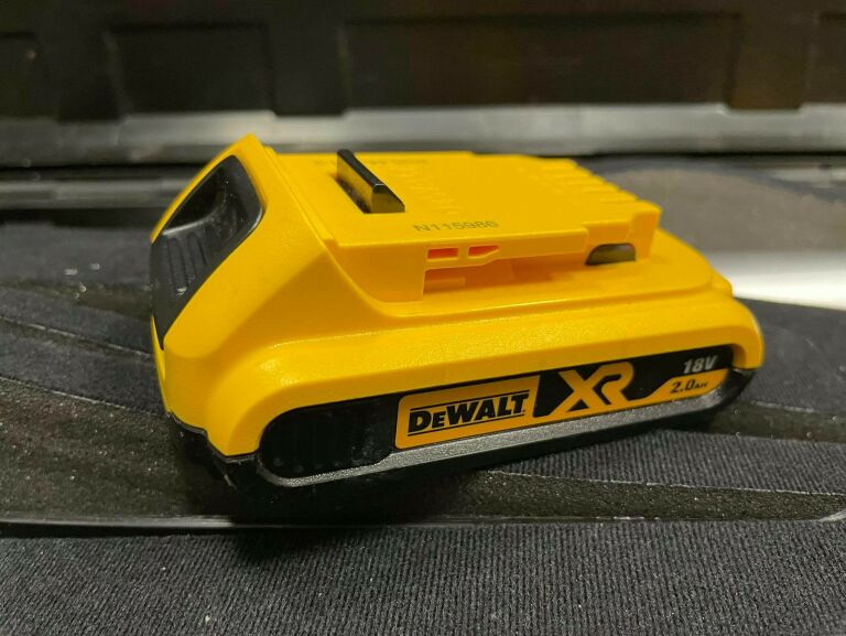 DEWALT PISTOLET KLEJU SILIKONU 18V 600ML DCE580D1
