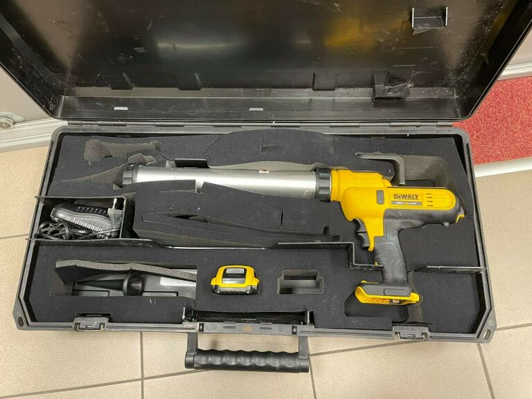 DEWALT PISTOLET KLEJU SILIKONU 18V 600ML DCE580D1