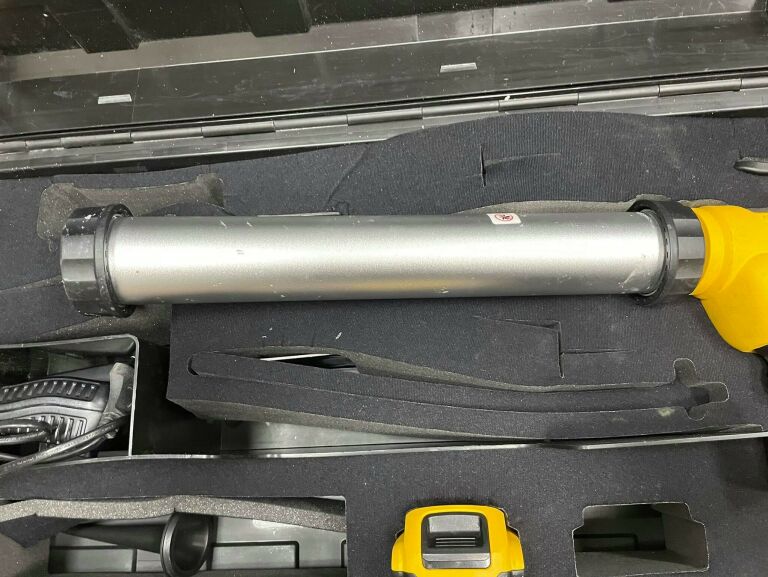 DEWALT PISTOLET KLEJU SILIKONU 18V 600ML DCE580D1