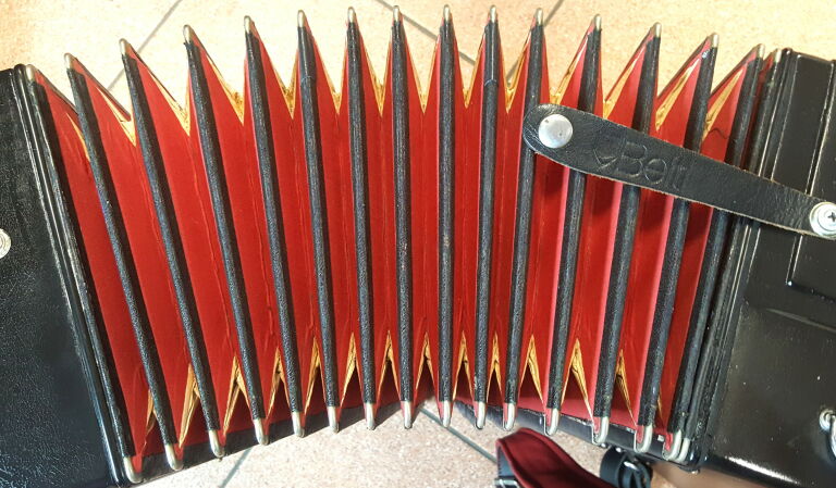 AKORDEON SCANDALLI 120 BASÓW 347/34