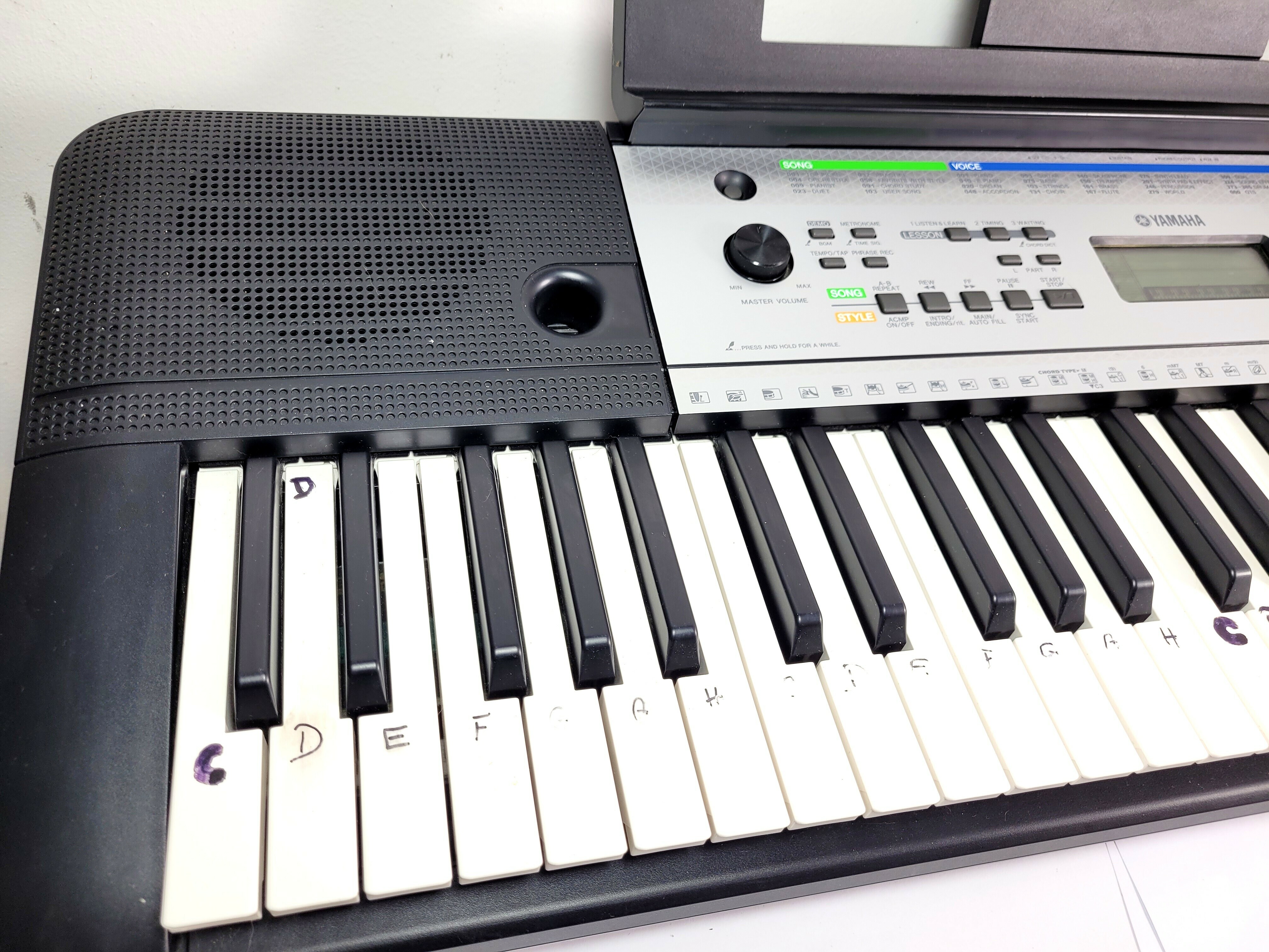 zadbany-keyboard-cyfrowy-yamaha-ypt-255-stojak-marka-keyboardu-yamaha