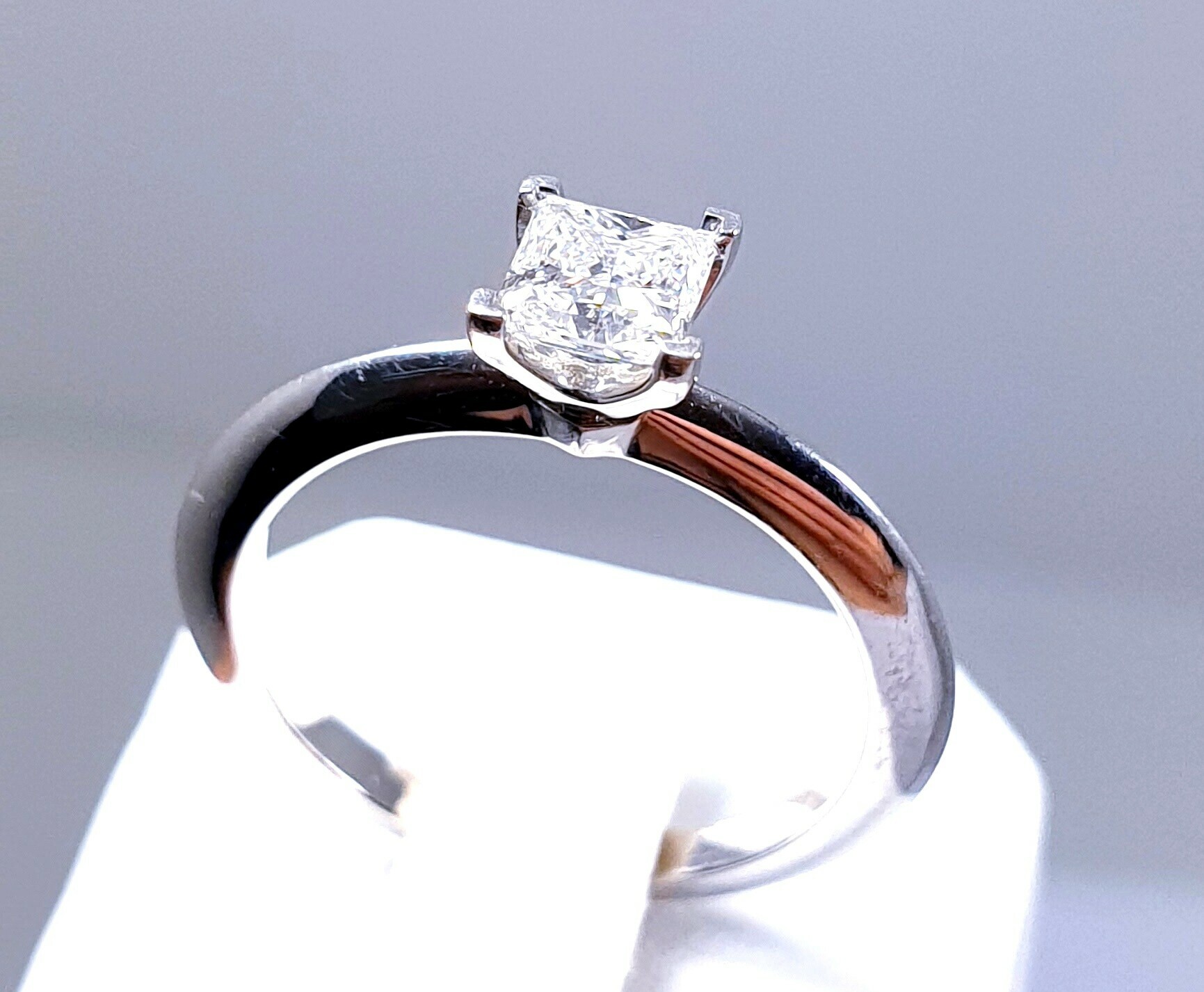 pierscionek-zareczynowy-tiffany-diament-platyna-material-inny-material