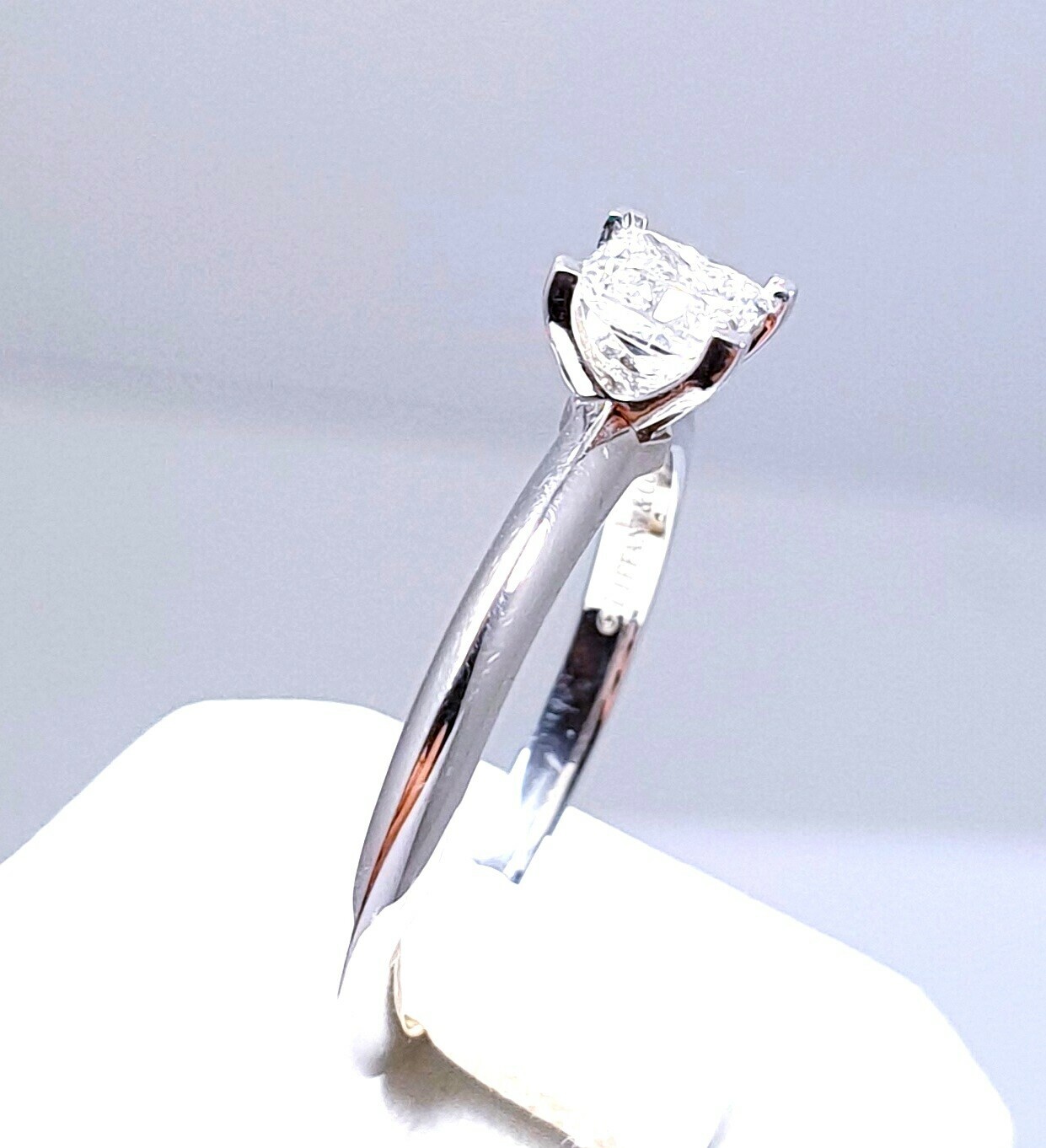 pierscionek-zareczynowy-tiffany-diament-platyna-kamien-diament