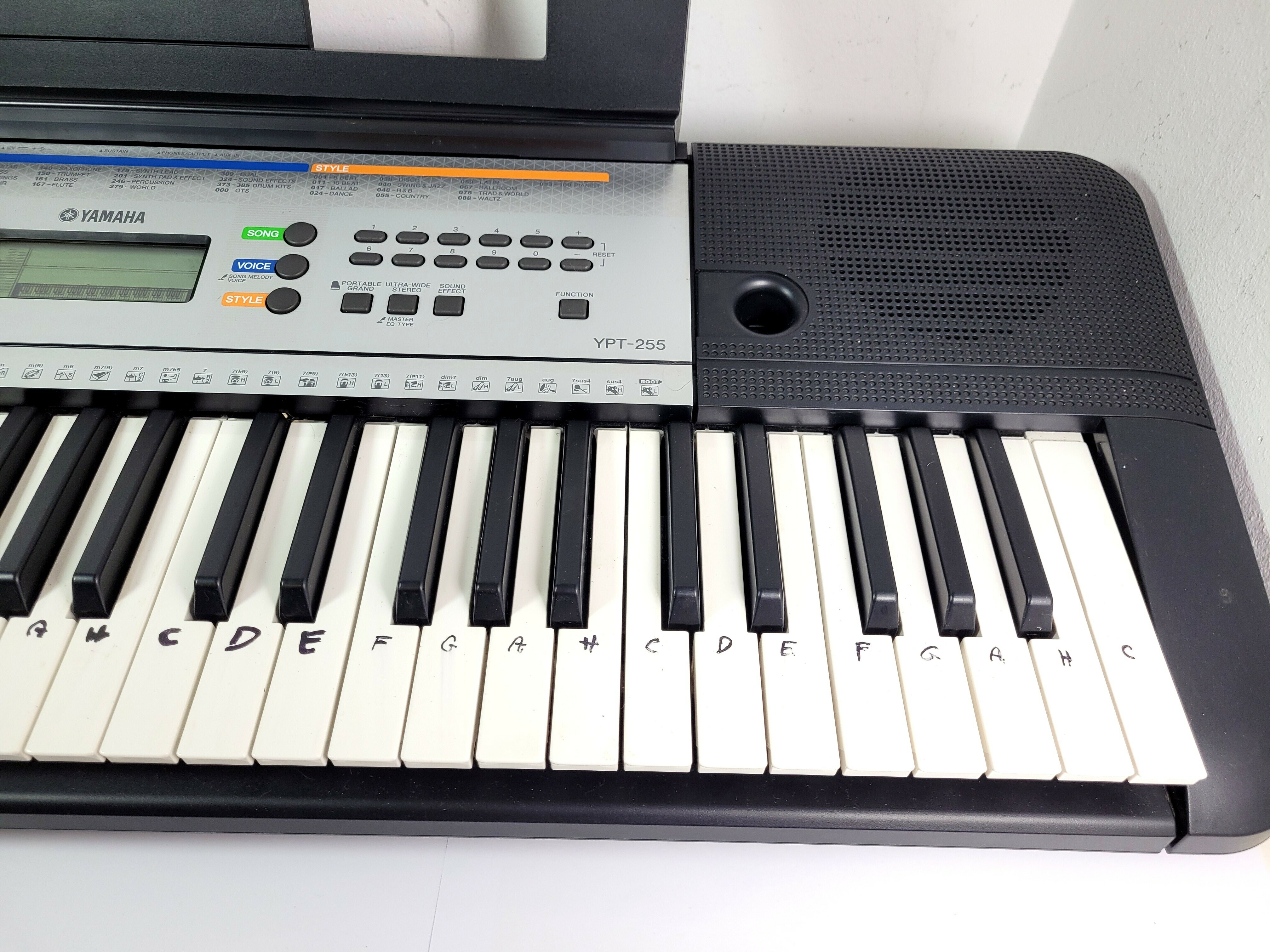 zadbany-keyboard-cyfrowy-yamaha-ypt-255-stojak-zasilanie-sieciowe