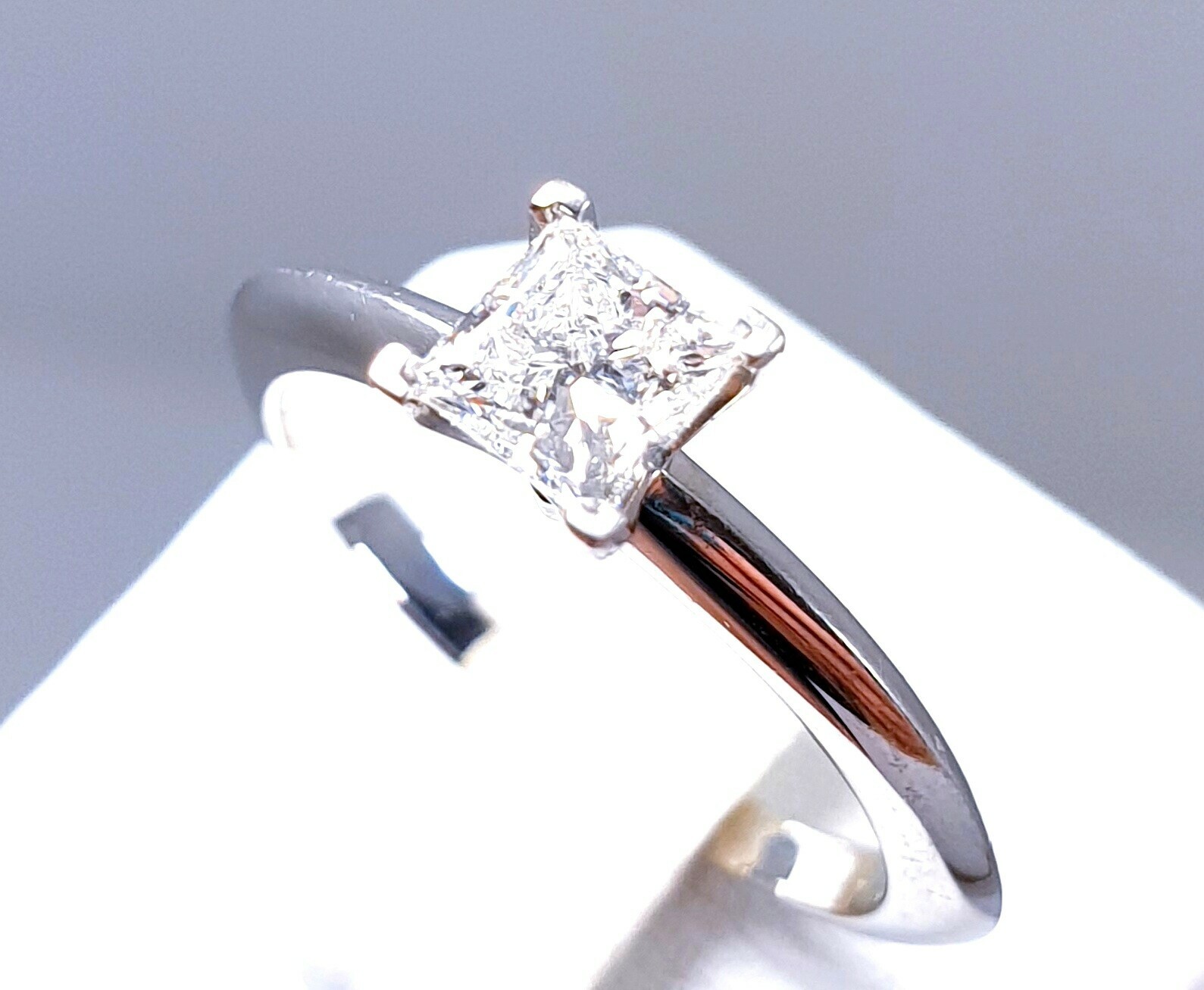 pierscionek-zareczynowy-tiffany-diament-platyna-rodzaj-wyrob-jubilerski