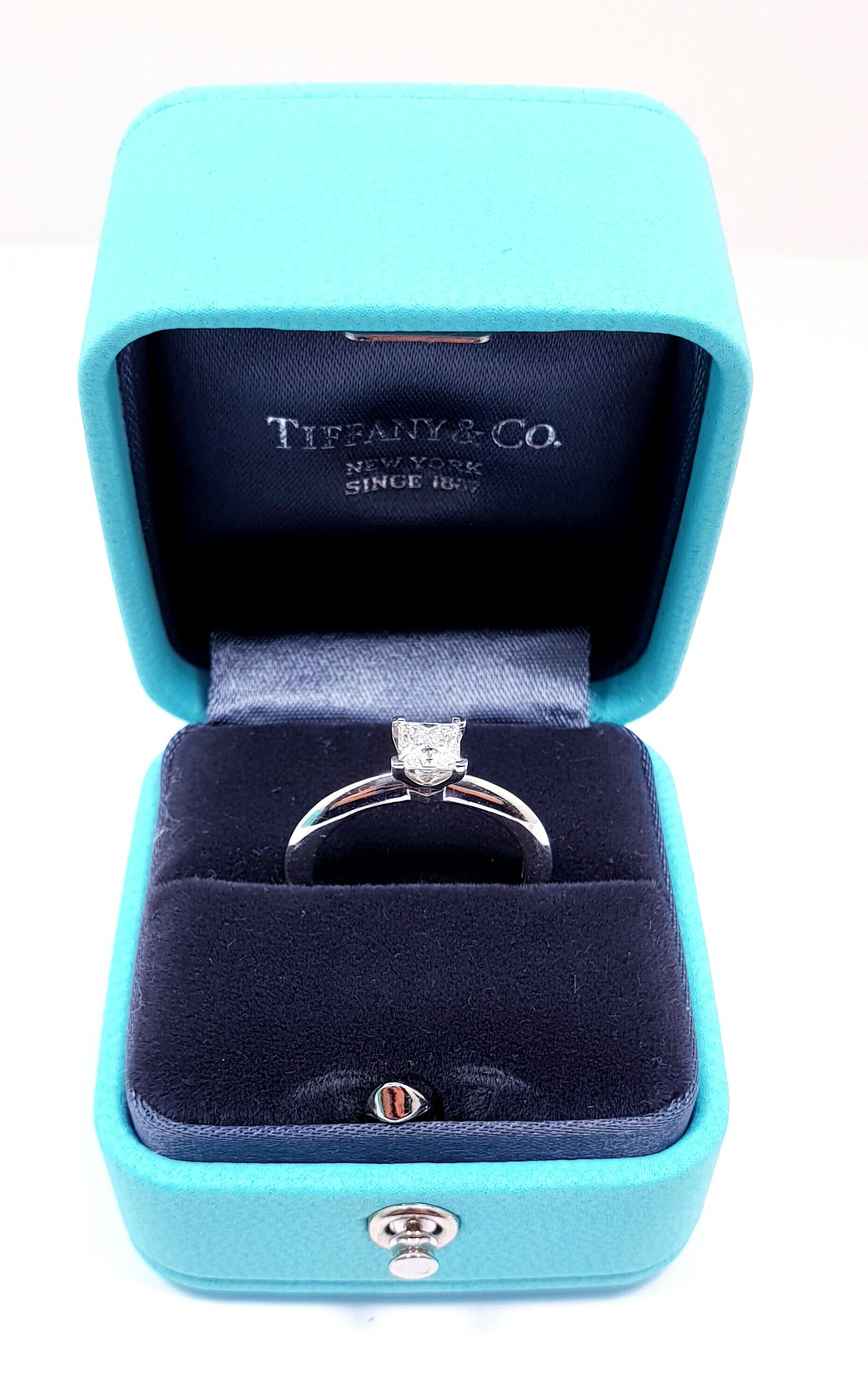 pierscionek-zareczynowy-tiffany-diament-platyna-wykonczenie-polerowane