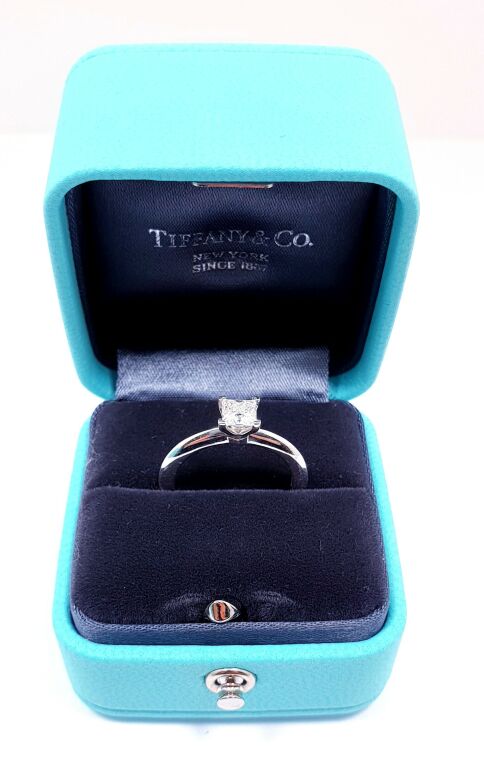 pierscionek-zareczynowy-tiffany-diament-platyna-wykonczenie-polerowane