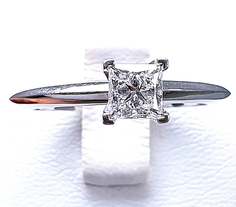 pierscionek-zareczynowy-tiffany-diament-platyna-kolor-dominujacy-srebrny