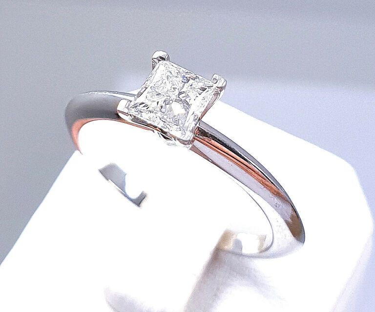 pierscionek-zareczynowy-tiffany-diament-platyna-cechy-brak