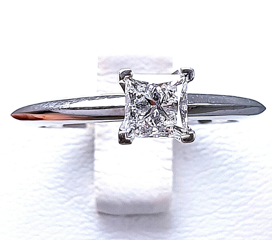 pierscionek-zareczynowy-tiffany-diament-platyna-kolor-dominujacy-srebrny