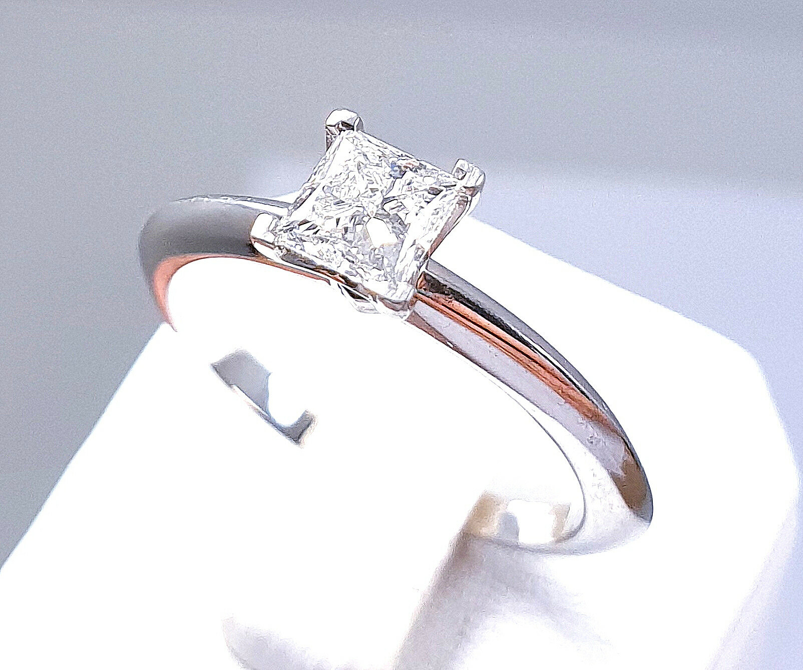 pierscionek-zareczynowy-tiffany-diament-platyna-cechy-brak