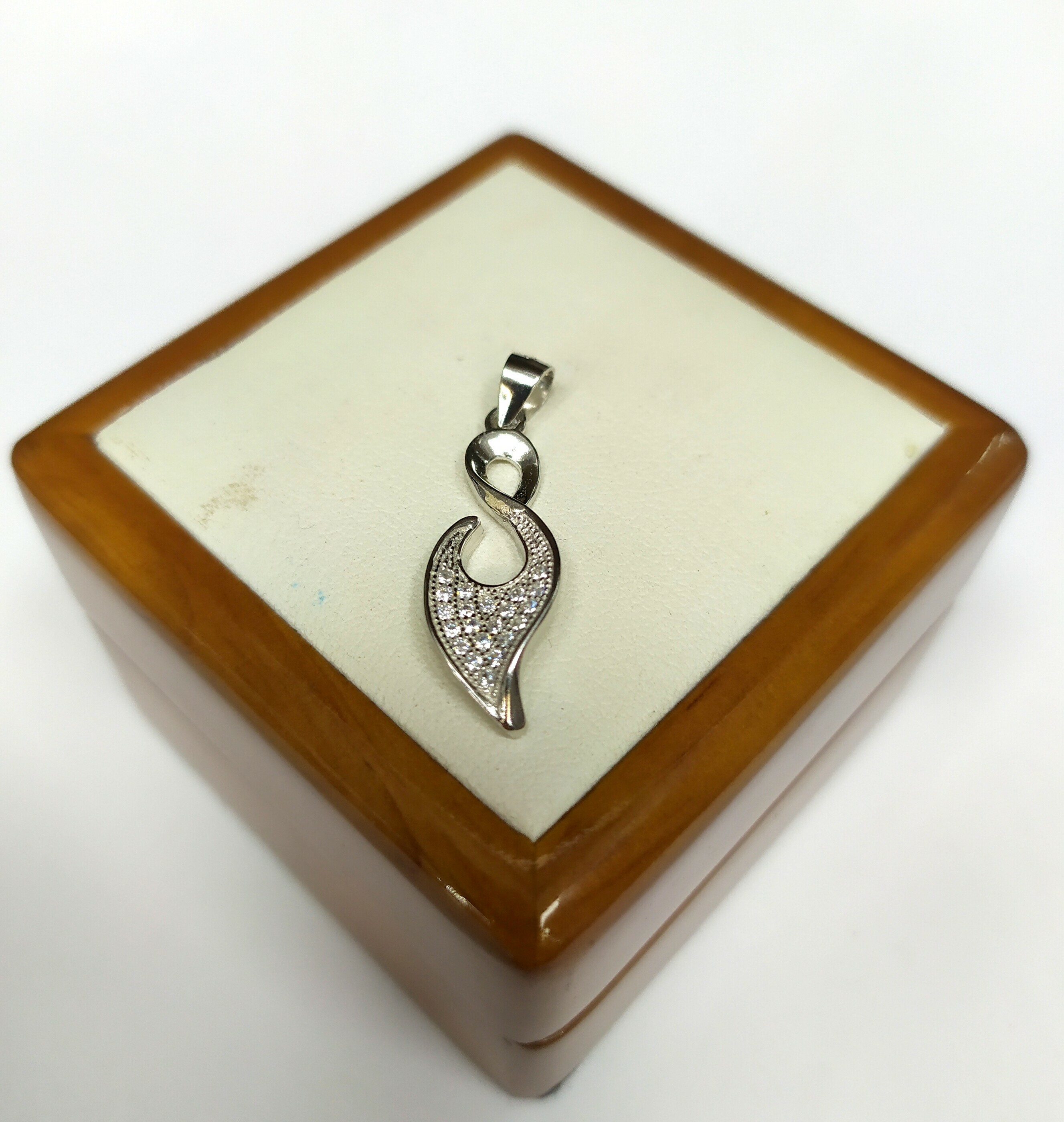 srebrna-zawieszka-z-54-stan-powystawowy