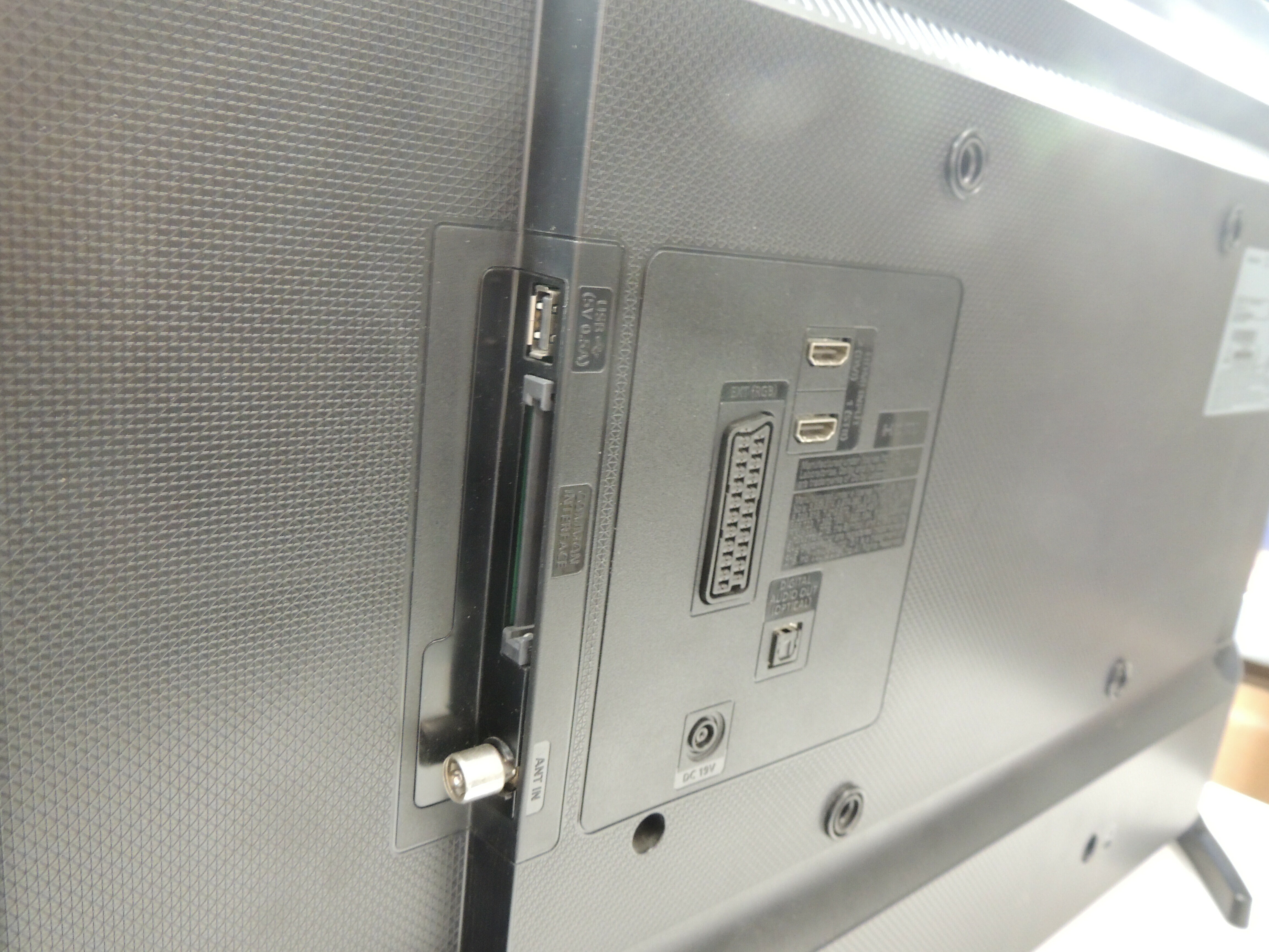 tv-samsung-32-ue32j5000aw-marka-samsung