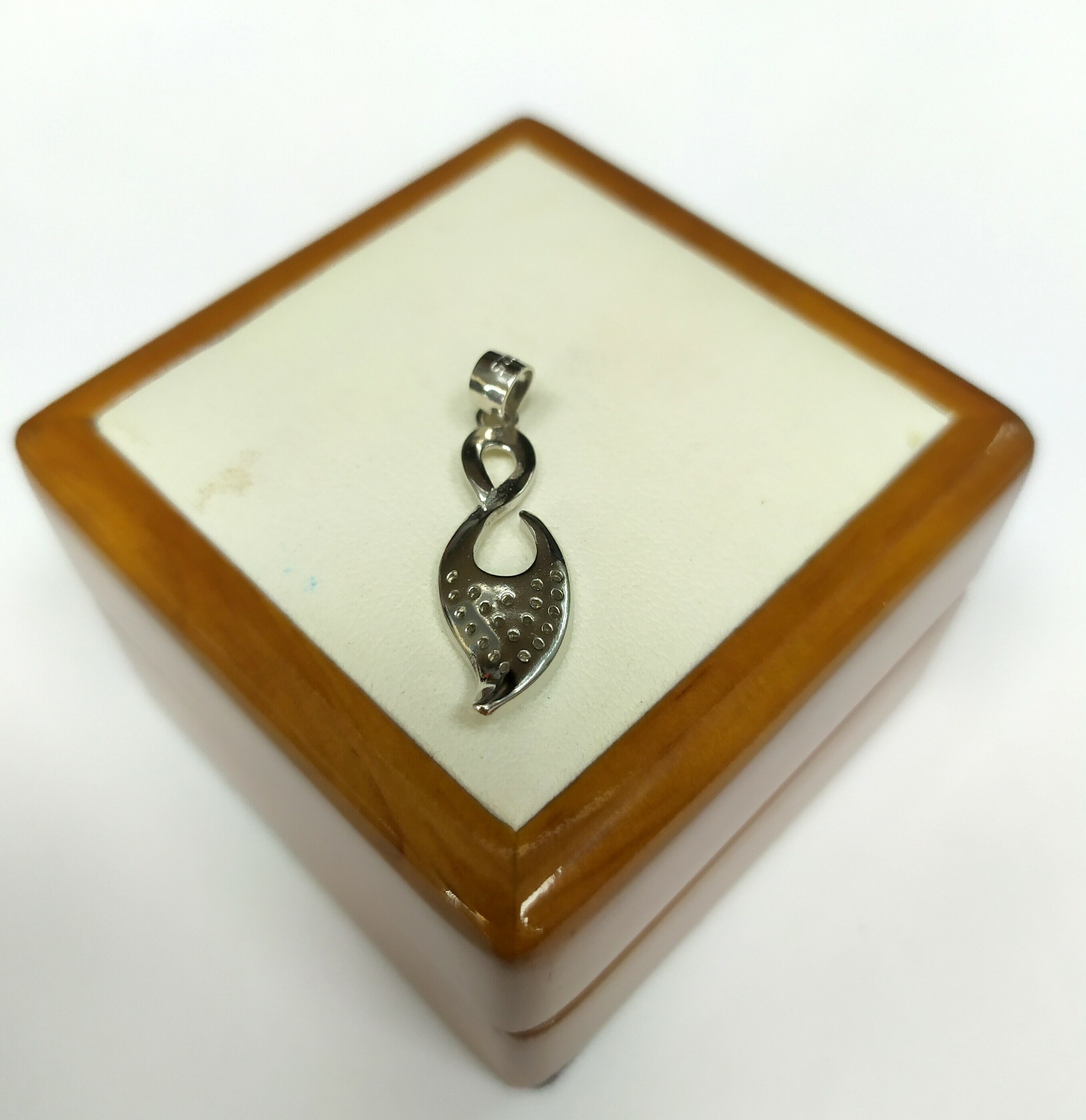 srebrna-zawieszka-z-54-rodzaj-wyrob-jubilerski