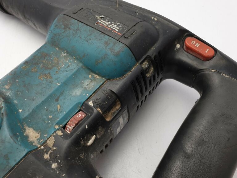 MŁOT UDAROWY MAKITA HM0860C
