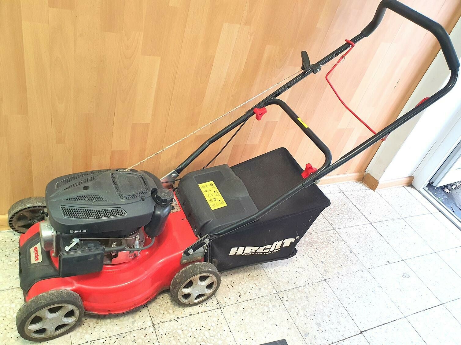 kosiarka-spalinowa-hecht-4042-pojemnosc-kosza-40