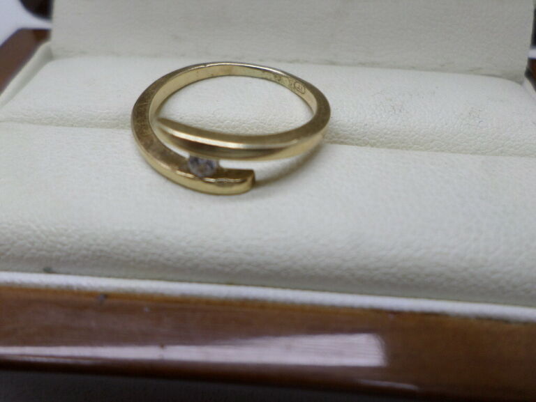 ostentacyjny-zloty-pierscionek-194g585-r10-material-15835-2