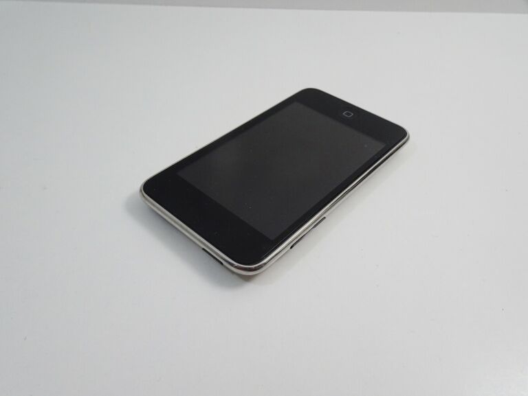 APPLE IPOD TOUCH 8GB 2ND GEN