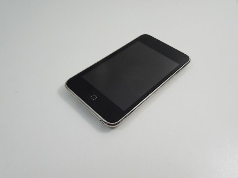 APPLE IPOD TOUCH 8GB 2ND GEN