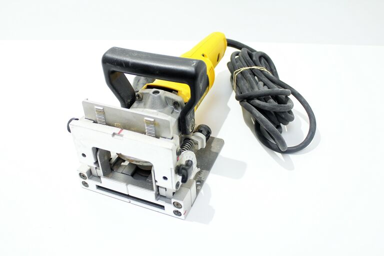 dewalt-frezarka-do-wpustow-lamelownica-dw682-zasilanie-elektryczne-sieciowe