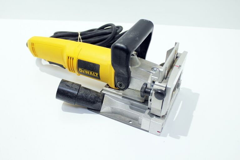 dewalt-frezarka-do-wpustow-lamelownica-dw682-maksymalna-liczba-obrotow-bez-obciazenia-1000