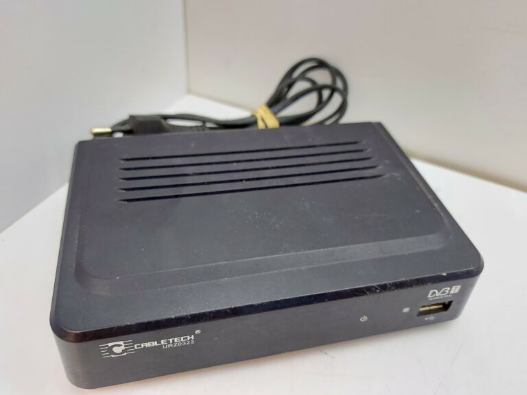 DEKODER DVB-T CABLETECH URZ0323 WŁĄCZA SIĘ OPIS
