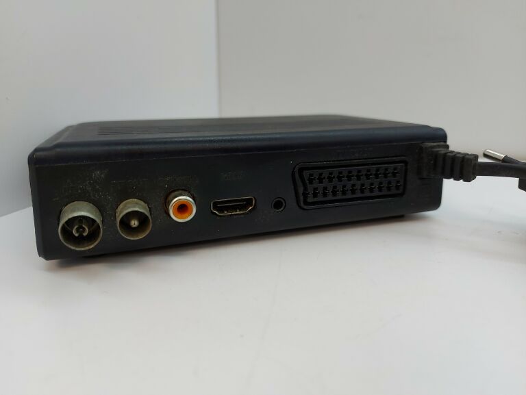 DEKODER DVB-T CABLETECH URZ0323 WŁĄCZA SIĘ OPIS