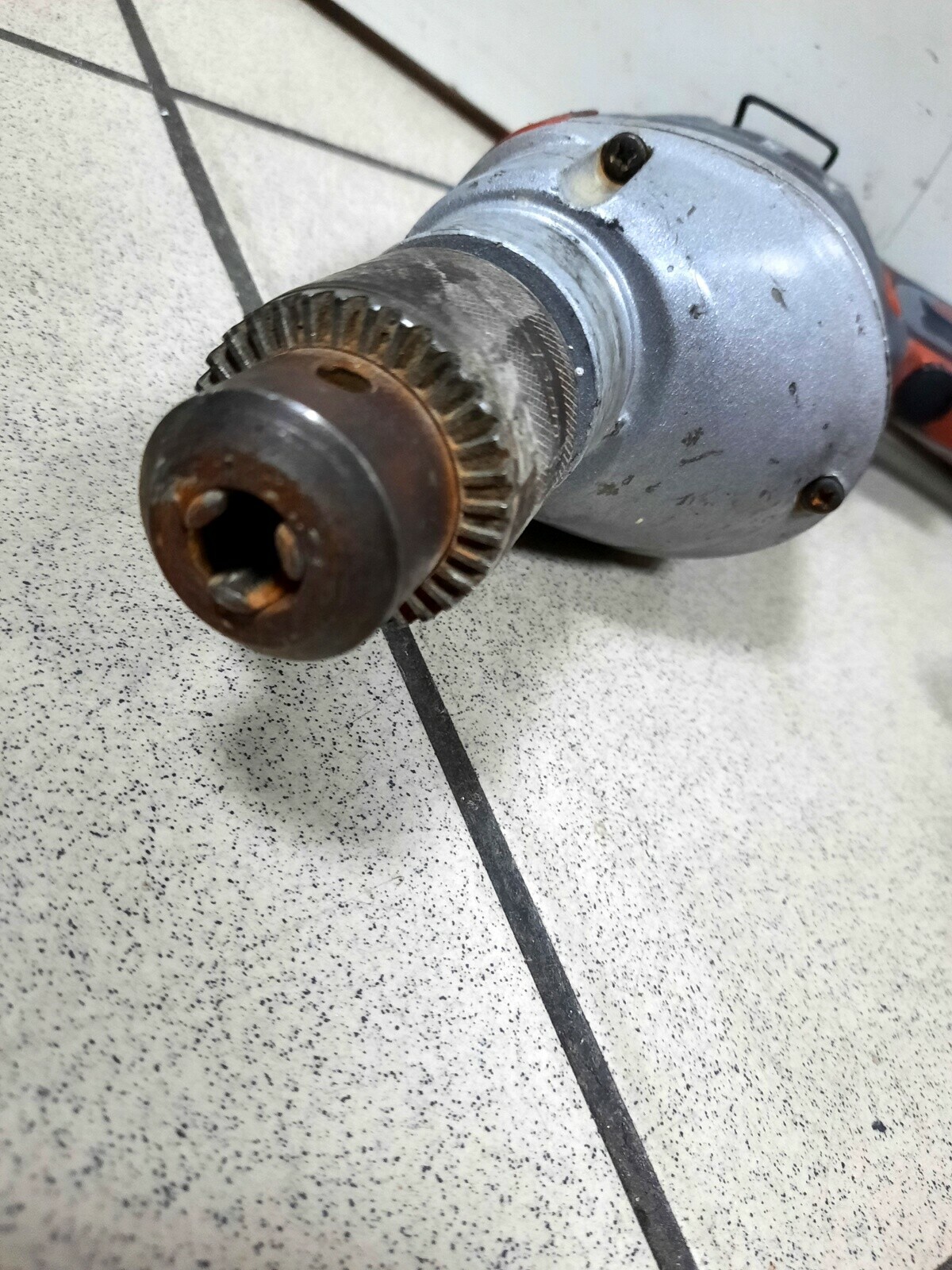 wiertarka-udarowa-graphite-58g738-850w-typ-uchwytu-samozaciskowy