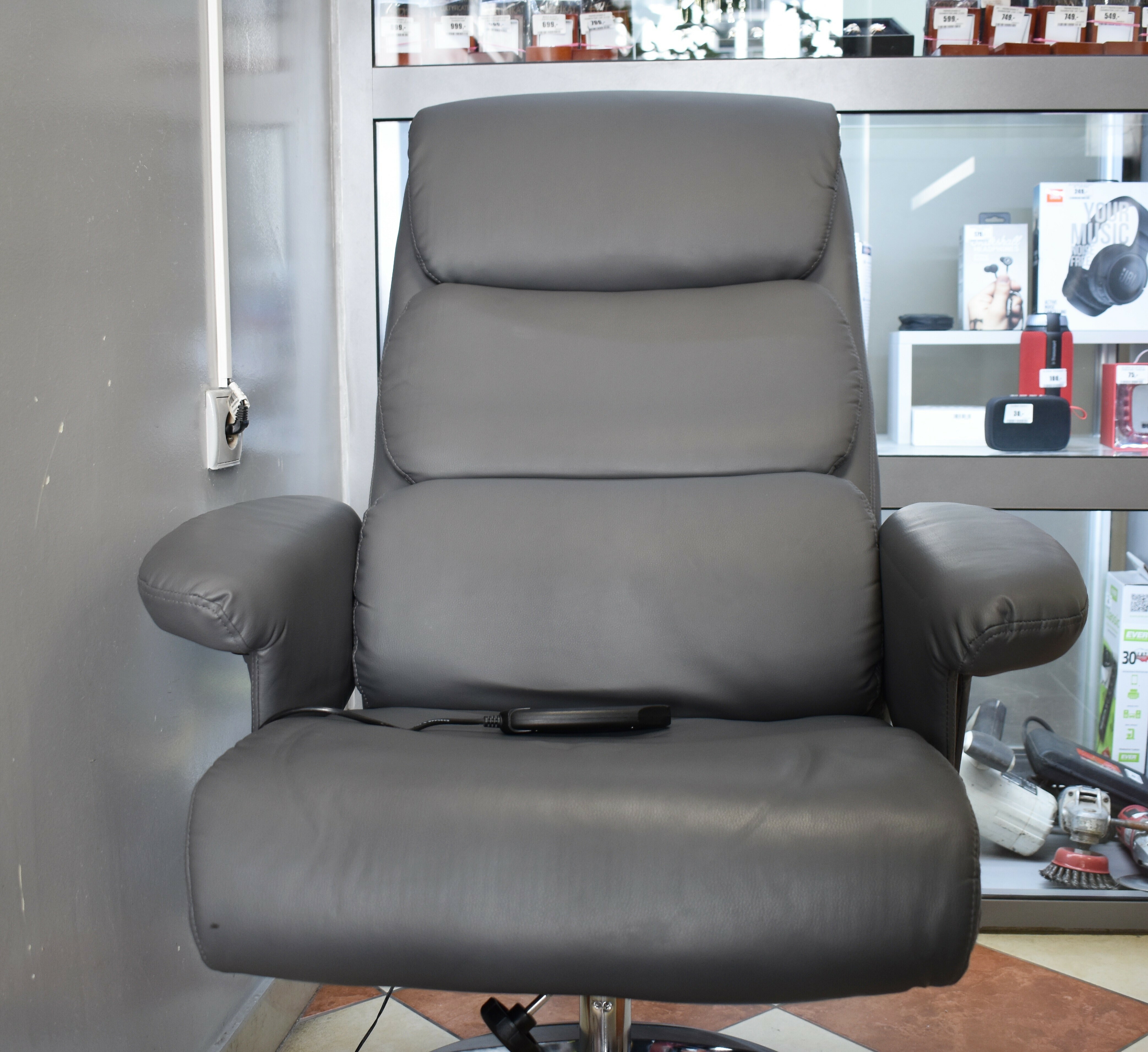 fotel-z-masazerem-pilotpodnozek-marka-inna