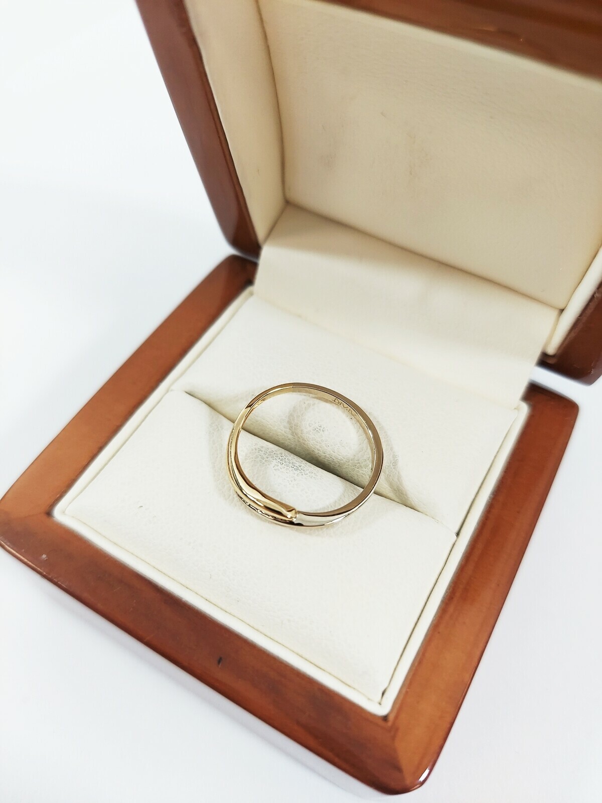 boski-zloty-pierscionek-z-diamentami-585-r12-kolor-dominujacy-zloty