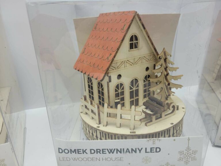 DOMEK DREWNIANY LED