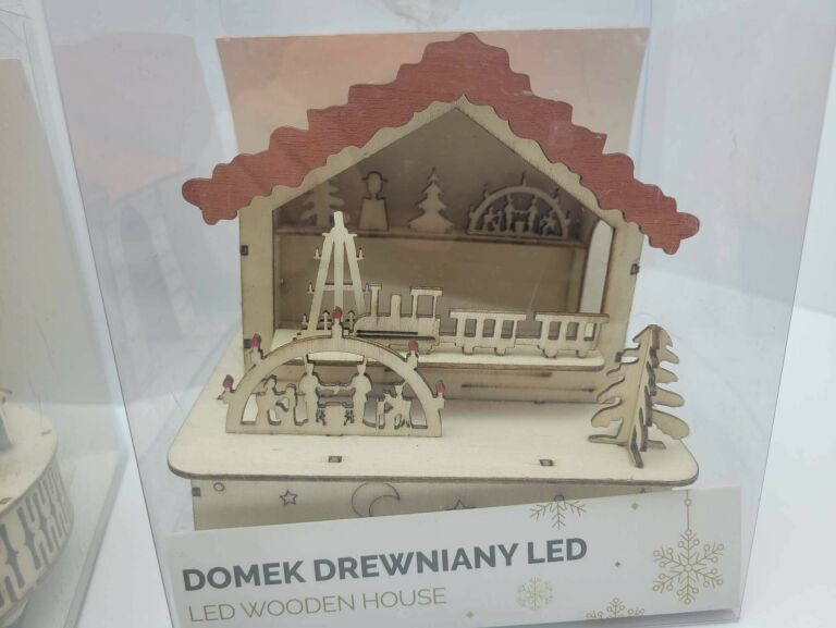 DOMEK DREWNIANY LED
