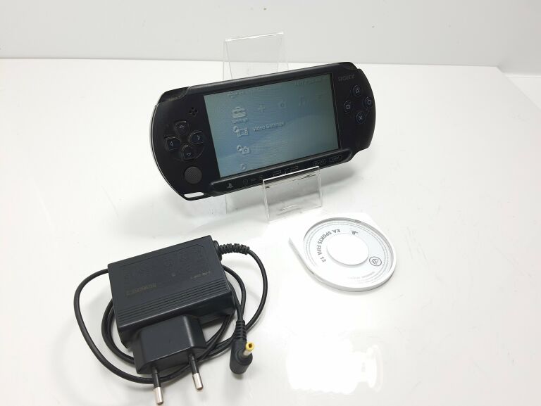 KONSOLA PSP E1004 ŁADOWARKA