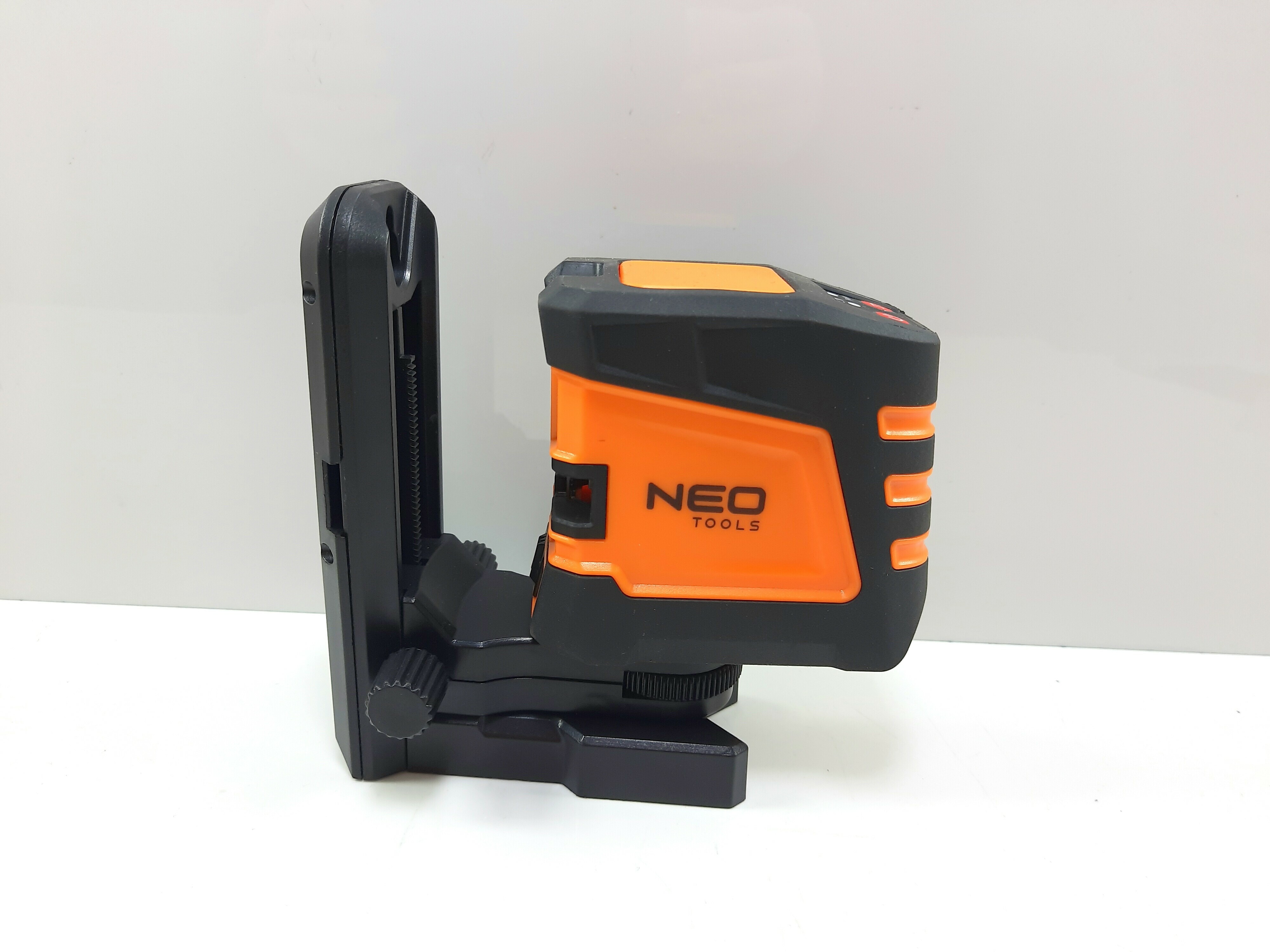 laser-krzyzowy-neo-tools-75-107-uchwyt-jaknowy-stan-uzywany