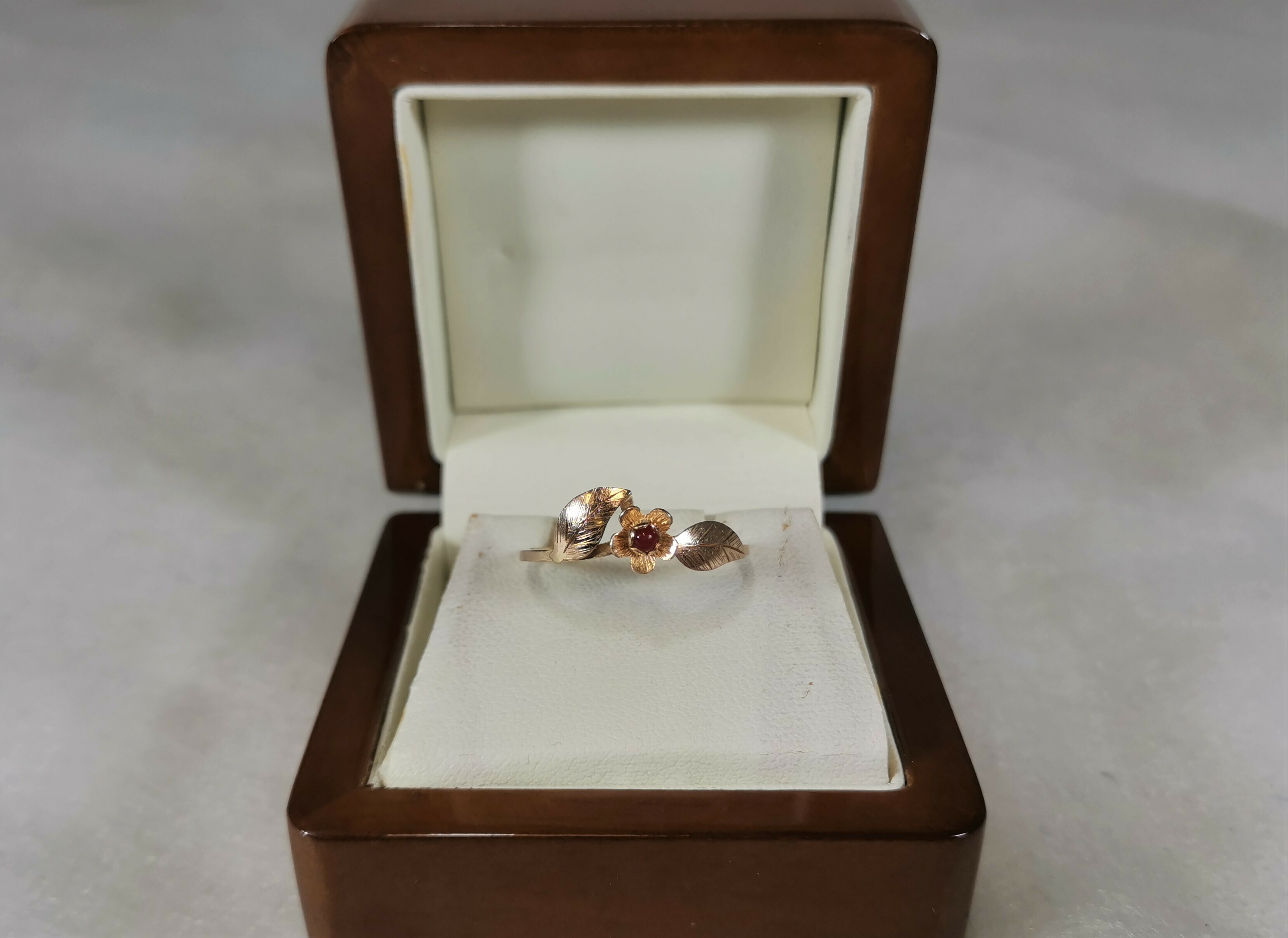 uroczy-zloty-pierscionek-z-kwiatkiem-i-listkami-dabrowskiego-30-strzegom-sj