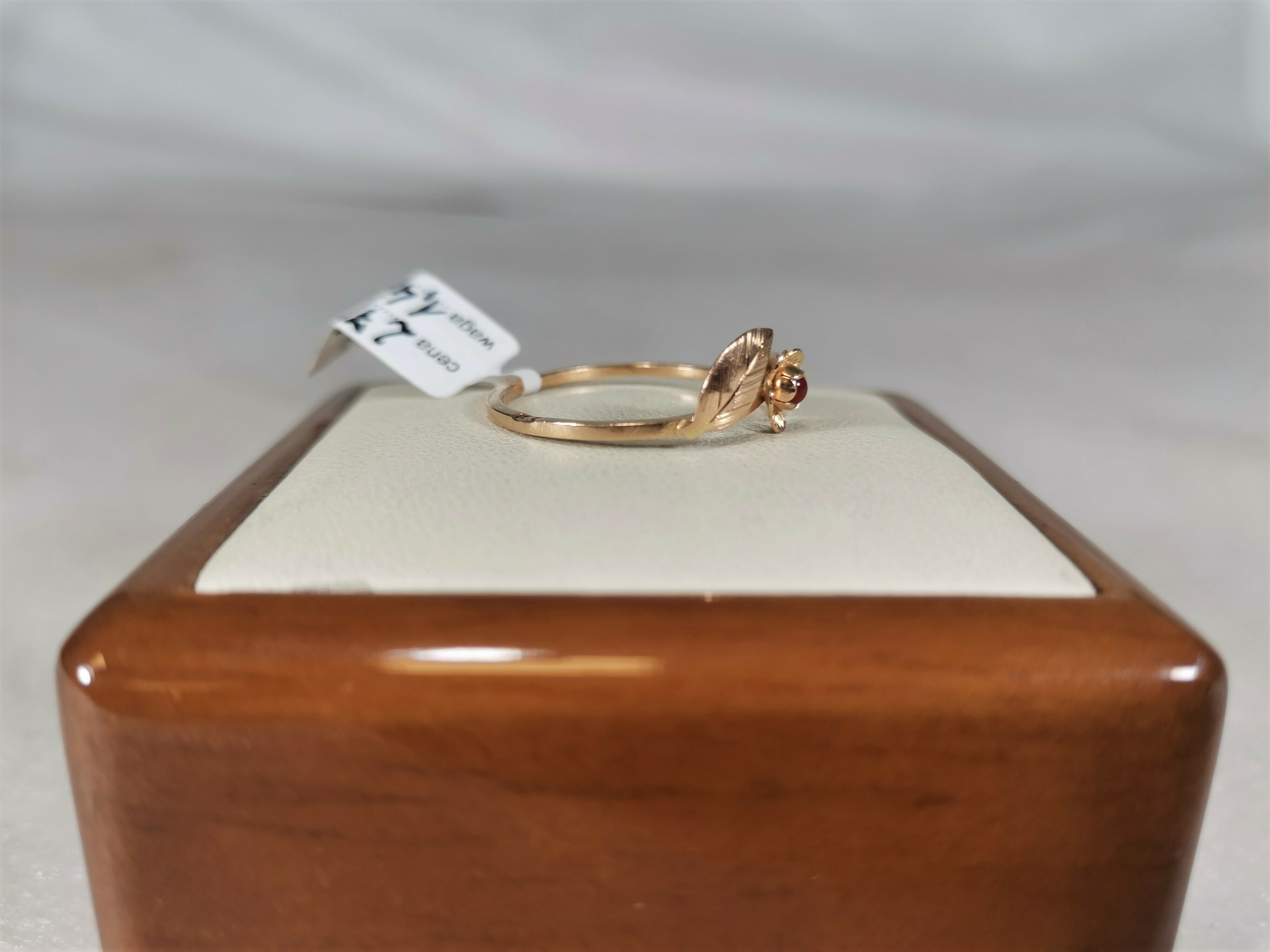 uroczy-zloty-pierscionek-z-kwiatkiem-i-listkami-material-zloto