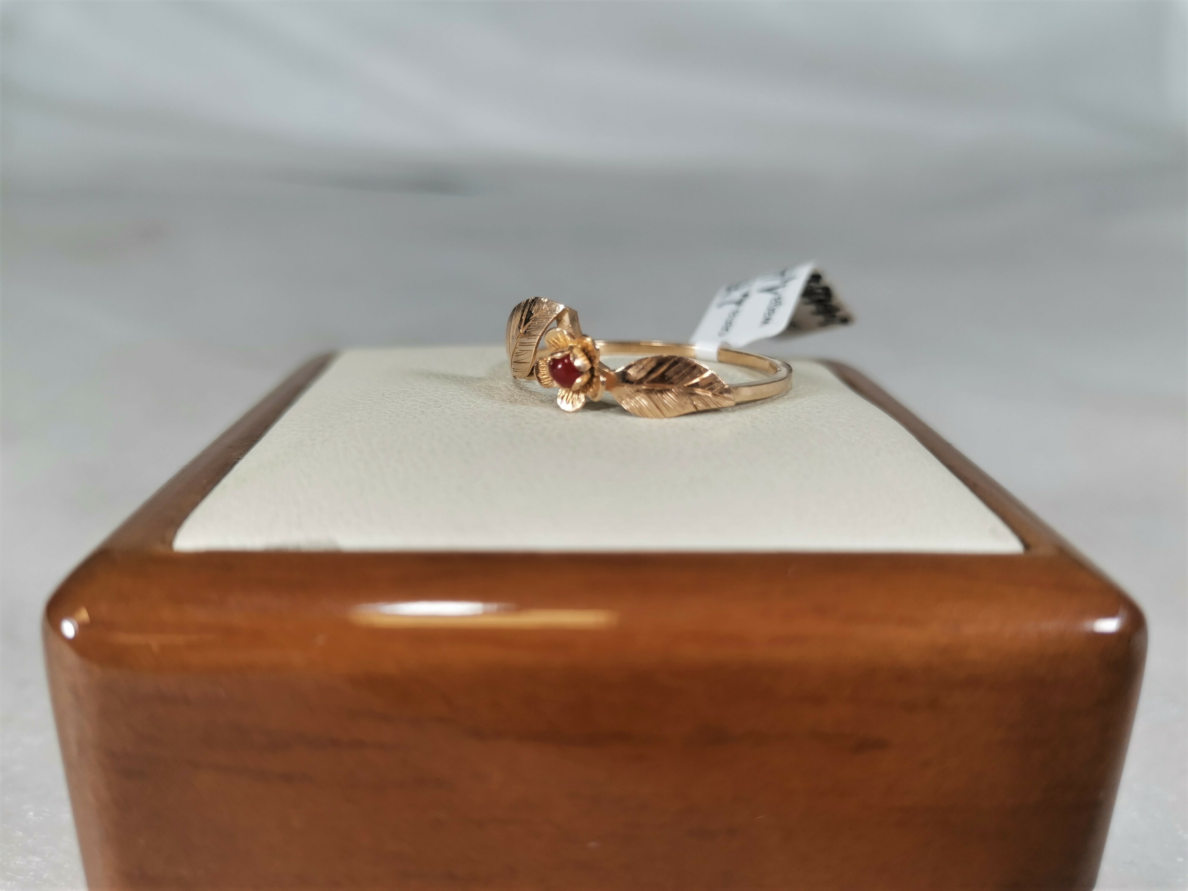 uroczy-zloty-pierscionek-z-kwiatkiem-i-listkami-kamien-koral